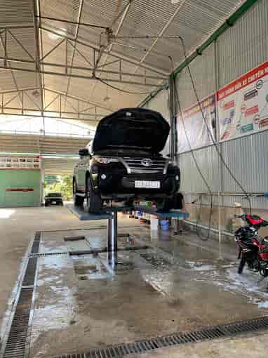 nâng xe, xịt gầm